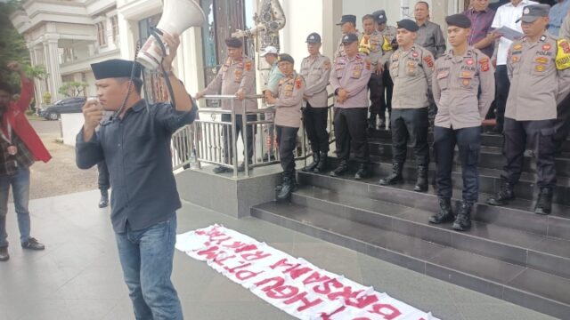 Konflik Tanah di Tanjab Barat, Aksi Unjuk Rasa Mahasiswa Tuntut DPRD Provinsi Jambi Bekerja Lindungi Hak-hak Petani